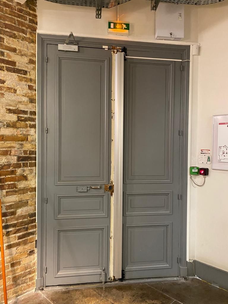 Système de contrôle d’accès à ouverture par empreinte digitale ou carte